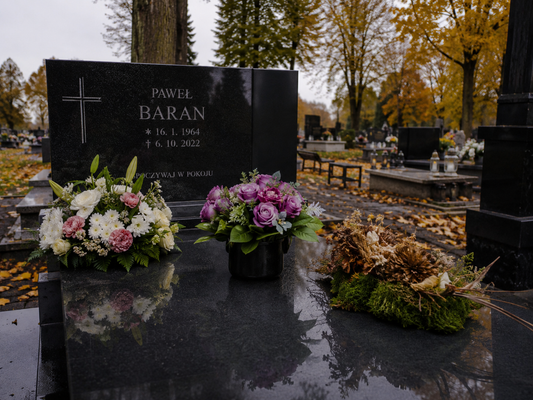Kwiaty i stroiki na cmentarz: żywe, sztuczne czy suszone? Uczciwe porównanie trzech opcji