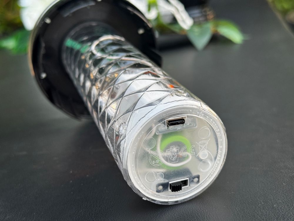 Port USB-C w podstawie wkładu znicza solarnego – ładowanie przewodowe