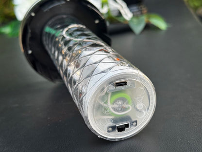 Port USB-C w podstawie wkładu znicza solarnego – ładowanie przewodowe